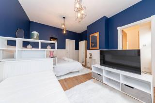 Free Parking Sleeps 2 Central Location - 4