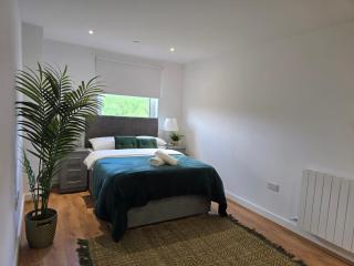 Snuggle Inn Serviced Apartments, Great choice for large groups, Contractors, Business Executives and Family Vacations in the stunning valley of Surrey Hills, secure Private Parking, Offering Easy Train Access to London, Gatwick airport, M25 - 9
