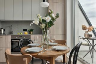 Bright & Cozy Apartment with Parking and Balcony by Noclegi Renters - 9