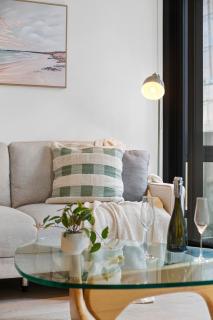 Luxury Empire CBD 2BR Pool, Sauna, Gym with City Views - 9