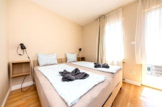 Prime Stay - Bright 2 Bedroom Family Apartment with Free Parking - 9