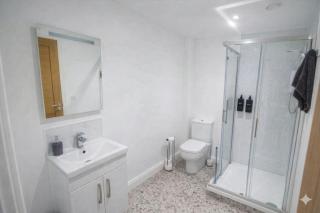 Modern 1 Bedroom Apt 2 near City Centre Parking - 7