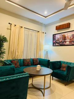Cozy Luxury 1BR Netflix & WiFi Bahria Phase 7 - 5