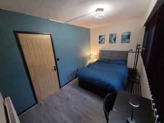 Modern City Centre Apartment-Balcony & Free Parking - 6