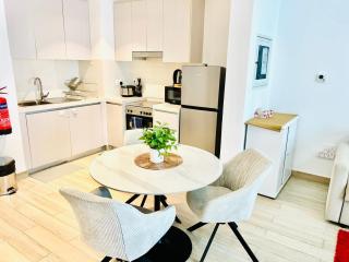 Sleek Stays - 1BR with balcony at Yas Island near Sea World,Etihad Arena - Abu Dhabi - 2