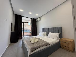 Luxury Apartment with Balcony by Republic Square - 1