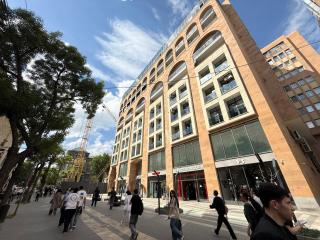 Luxury Apartment with Balcony by Republic Square - 7