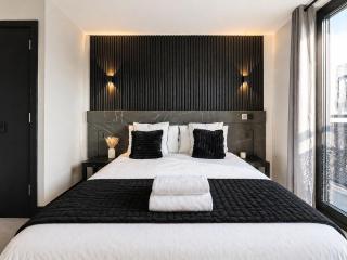 Modern City Centre Apt With Balcony & Free Parking - 9