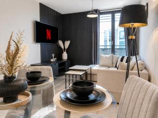 Modern City Centre Apt With Balcony & Free Parking - 5