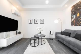 Black and White Apartment - 8
