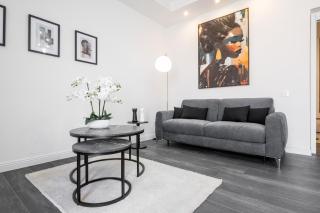 Black and White Apartment - 9