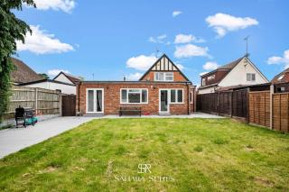 Spacious 6BR - City Hub & Parking - Sleeps 13 - 6