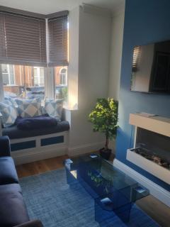 Lovely cosy home on edge of beautiful park, with a short walk to Warwick Castle, and close to Warwick Town cafes, bars and restaurants - 7