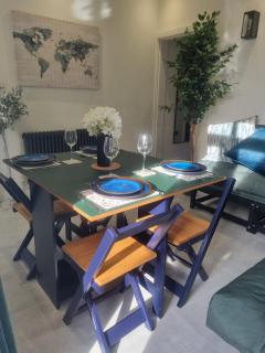 Immaculate 2-bed home on edge of a lovely park and river, with a short walk to Warwick Castle, stroll to Warwick Town cafes, pubs, bars and restaurants - 2