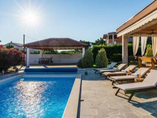Beti with heated pool - 8