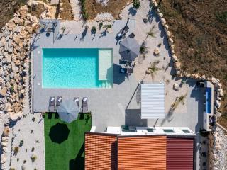 Expansive Hillview Villa with Pool - 1