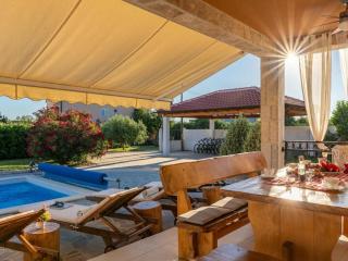 Beti with heated pool - 6