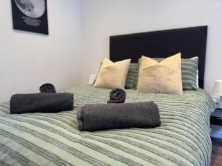 Spacious 2BR Duplex - 2Baths - 1min Walk to Arena & Nightlife - 7
