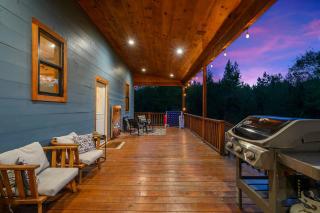 Cozy Pet-Friendly Family Escape w/ Hot Tub Playset - 4
