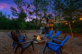 Cozy Pet-Friendly Family Escape w/ Hot Tub Playset - 2