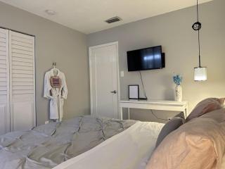 Newly Renovated Villa with Hot Tub - 7