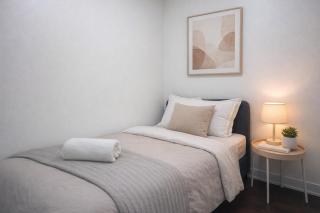 Downtown 2BR Condo Sleeps 4 walk to St Lawrence - 3