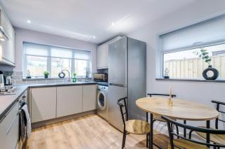4BR House - Sleeps 9 - Contractor Stays & Parking - 5
