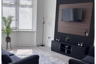 House Sleeps 8 with Garden - 7