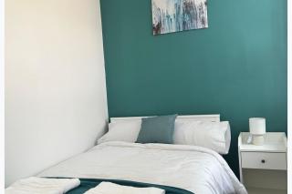 House Sleeps 8 with Garden - 4
