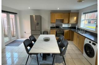 3-bed-Sleeps 5 with Garden and Parking - 5