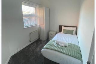 3-bed-Sleeps 5 with Garden and Parking - 2