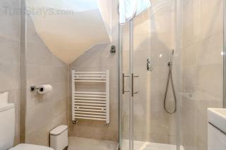Spacious Modern Home with Garden - 5
