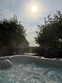 Lovely cottage in Snowdonia, private hot tub, by mountains & award winning beach - 7