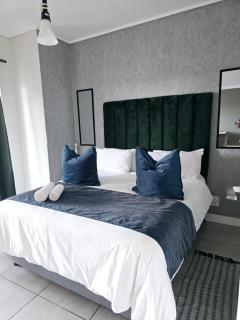 Luxury 1BR Munyaka Lagoon Living Stay - 4