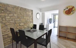 Comfortable vacation retreat with parking - 9