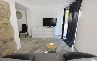 Comfortable vacation retreat with parking - 2