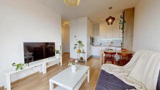 Modern Apartment near Airport with Free Parking - 0