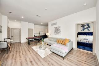 Luxury 2BR King Beds 60 TVs Pool Table Game Room - 6
