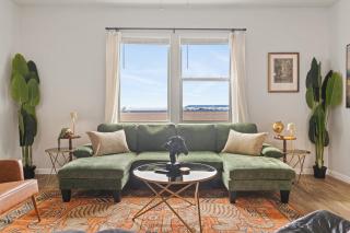 Spacious 3BR Retreat w Backyard Dining Lounge - 1
