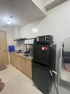 Field Residences Pool View with Balcony Near Airport behind SM sucat - 4