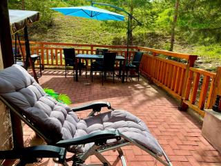 2-room Forest Retreat - Fireplace, Veranda, BBQ, Views - 8
