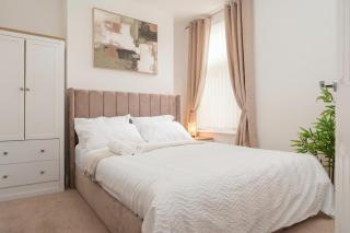 Walk to Anfield & Goodison Stadium Modern 3-Bed House with Parking - 1