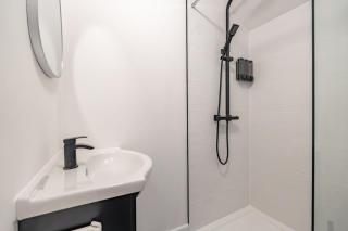 Walk to Anfield & Goodison Stadium Modern 3-Bed House with Parking - 2