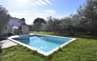 Relaxing retreat with covered terrace and pool - 3