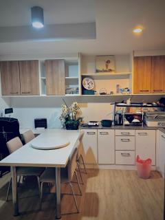 Spacious Pool View Condo in Bangkok Near Night Market - 6