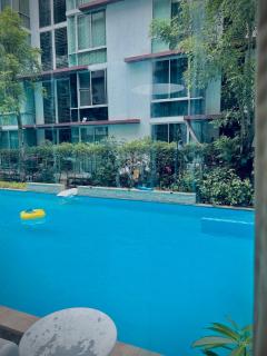 Spacious Pool View Condo in Bangkok Near Night Market - 4