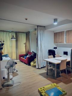 Spacious Pool View Condo in Bangkok Near Night Market - 1