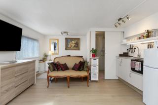 Lara Studio in Laugardalur valley, Reykjavík Central Park and Botanical Garden, Private entrance, FREE Private Parking on side - 0