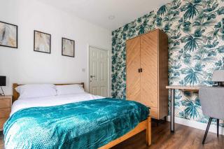 Spacious 4BR Home with Parking Sleeps 8 Preston - 7