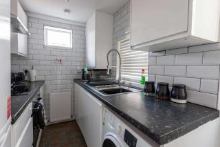 Spacious 4BR Home with Parking Sleeps 8 Preston - 6